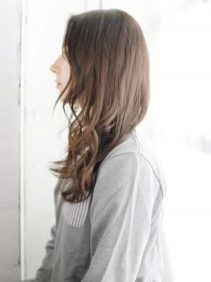 透け感グレージュのミックスカールスタイル