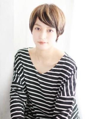 作り込まない2トーンナチュラルショートスタイル