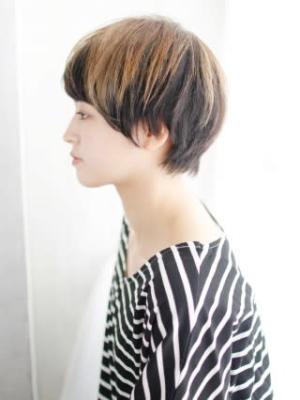 作り込まない2トーンナチュラルショートスタイル