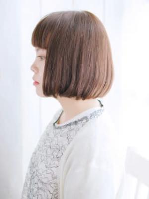 ツヤ感ブラウンのナチュラルボブスタイル