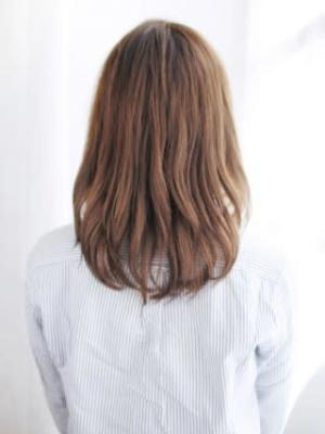かきあげバングの内巻きレイヤースタイル