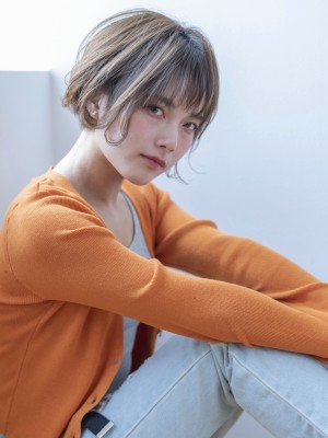 ハイトーンxカールのショートボブ