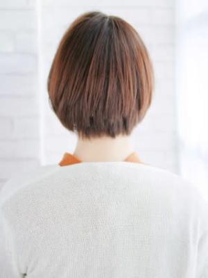 ツヤ感カラーの内巻きボブ