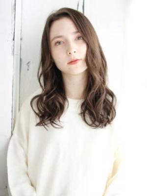 透け感グレージュのミックスカールスタイル