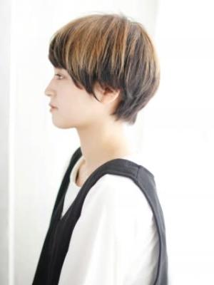 作り込まない2トーンナチュラルショートスタイル