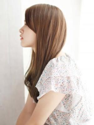 長めの前髪のナチュラルロングスタイル