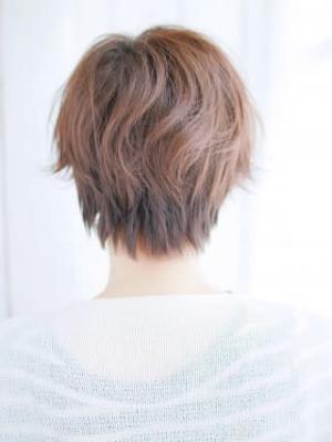カジュアルショートの外ハネスタイル