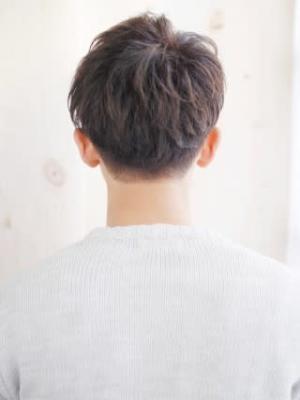 アップバングのワイルドショートスタイル
