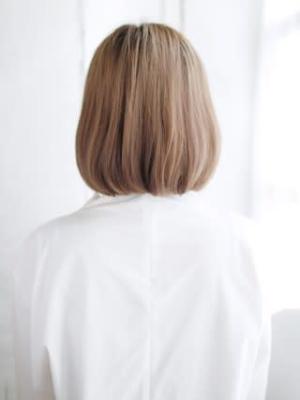 ハイトーングレージュのナチュラルボブスタイル