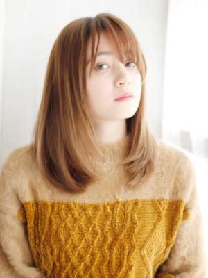 ナチュラルフェミニンな内巻きレイヤースタイル