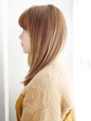 ナチュラルフェミニンな内巻きレイヤースタイル