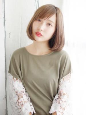 ハイトーングレージュのナチュラルボブスタイル