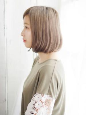 ハイトーングレージュのナチュラルボブスタイル