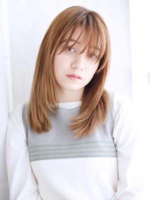 ナチュラルフェミニンな内巻きレイヤースタイル