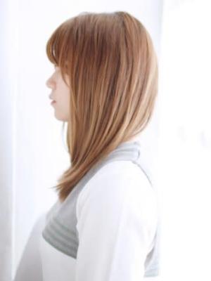 ナチュラルフェミニンな内巻きレイヤースタイル