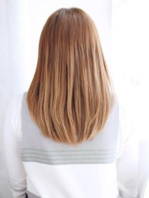 ナチュラルフェミニンな内巻きレイヤースタイル