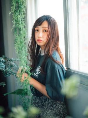 ショートバングで個性派ロングスタイル