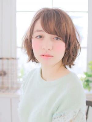 おろし流しの前髪が人気のボブスタイル