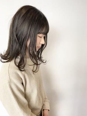 透明感のあるベージュが可愛いミディアム