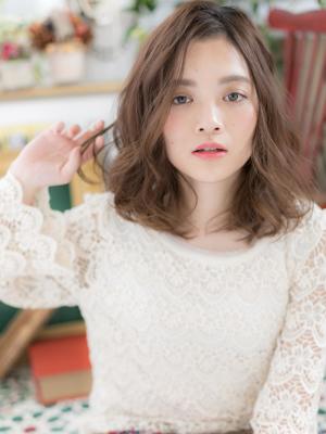 女らしさ溢れるアシンメトリーほつれカール　ボリュームカール