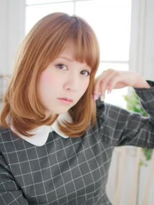 重めのミディアムヘアー