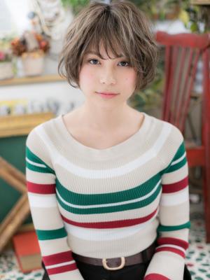 ナチュラルウェーブアシンメトリーショート　ガーリーショート