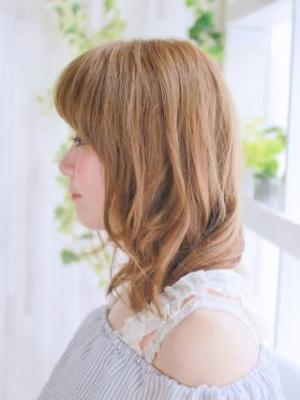 ラウンドバングが可愛いボブスタイル