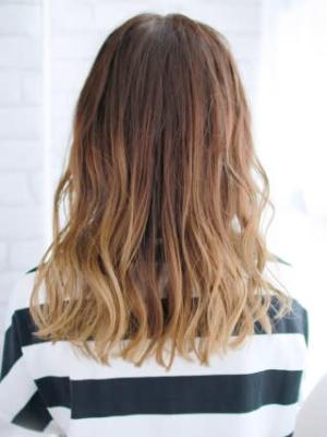 ショートバングのミックスカールスタイル