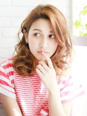 ボリューム感のあるカールスタイル