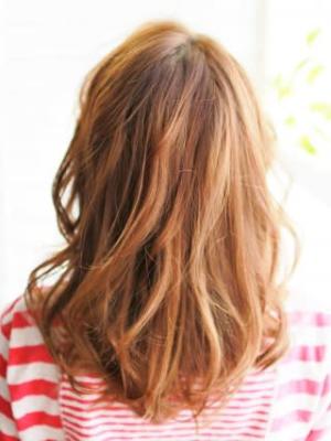 ボリューム感のあるカールスタイル