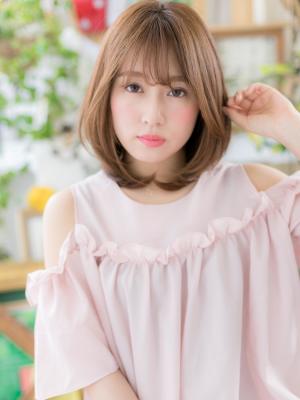 シルキーベージュカラーの小顔ウルフミディアムニュアンスカール