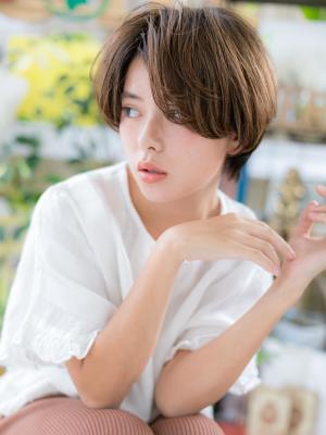 センターパートの大人顔ハンサムショート　くせ毛風