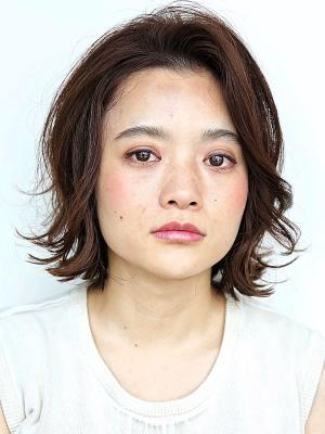 クセを生かしたミディアムスタイル
