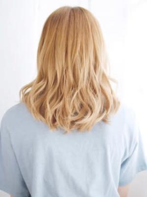 ハイトーンベージュの波カールスタイル