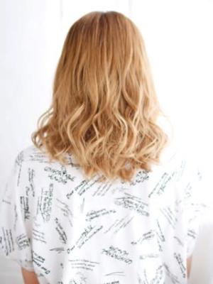 ハイトーンベージュの波カールスタイル