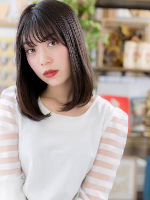 センターパートも◎黒髪クールストレート　似合わせカット