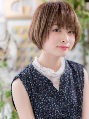 斜めバング×前下がり★透明感ナチュラルショート　小顔