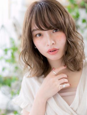 やわらか髪質のボリュームUP外国人風ウェーブ　大人かわいい