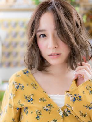 抜け感センターパート…前下がり大人ボブ 　ベージュカラー