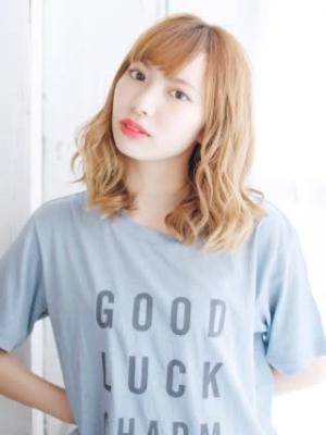 ハイトーンベージュの波カールスタイル