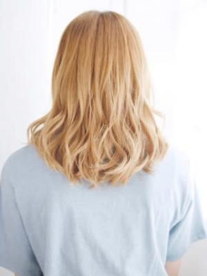 ハイトーンベージュの波カールスタイル