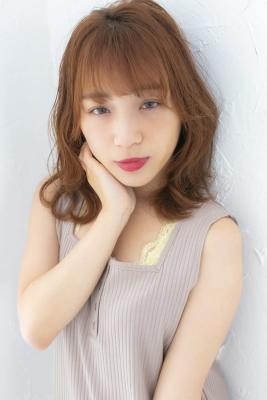 レイヤーカットミディアムナチュラルベージュ大人かわいい