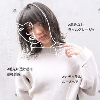 グレージュカラーの透け感ミディ