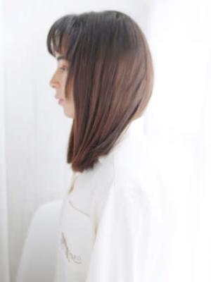 切りっぱなしロブのカジュアルモードスタイル