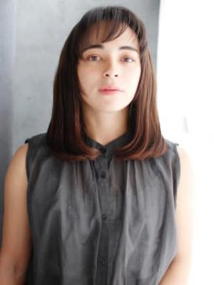 切りっぱなしロブのカジュアルモードスタイル