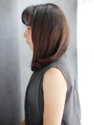 切りっぱなしロブのカジュアルモードスタイル