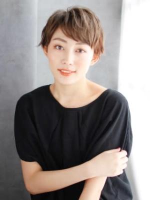 ふんわりカールの無造作ショートスタイル