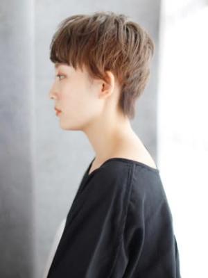 ふんわりカールの無造作ショートスタイル