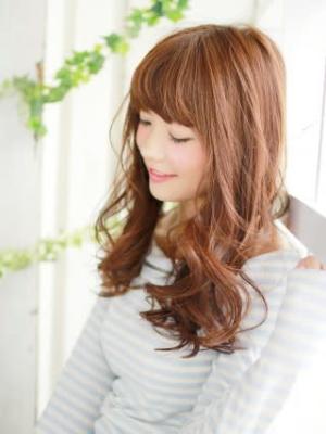 ゆるカールが今っぽいヘアースタイル