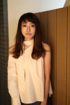 斜めショートバングが可愛い外ハネセミディ